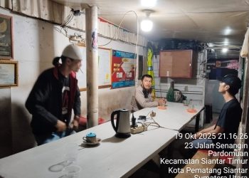 Bhabinkamtibmas, AIPDA Okto Sihole dan AIPDA G. Sinaga, menggelar kegiatan SALING (Sapa Siskamling), di Pos Kamling Jalan Senangin, pada Minggu (19/10/2025) malam.