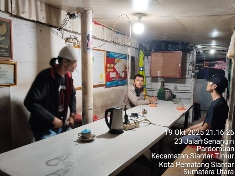 Bhabinkamtibmas, AIPDA Okto Sihole dan AIPDA G. Sinaga, menggelar kegiatan SALING (Sapa Siskamling), di Pos Kamling Jalan Senangin, pada Minggu (19/10/2025) malam.