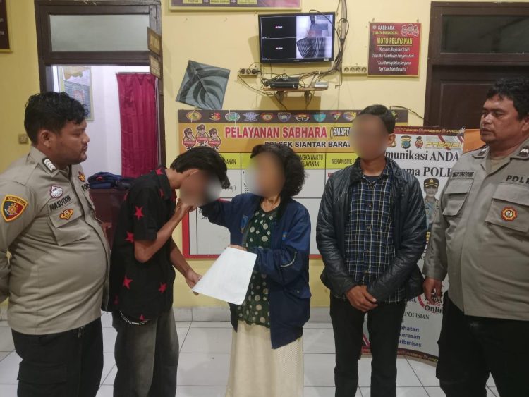 Polres Pematangsiantar selesaikan keributan keluarga, di jalan Merpati, dengan problem solving, pada Kamis (23/10/2025) malam.