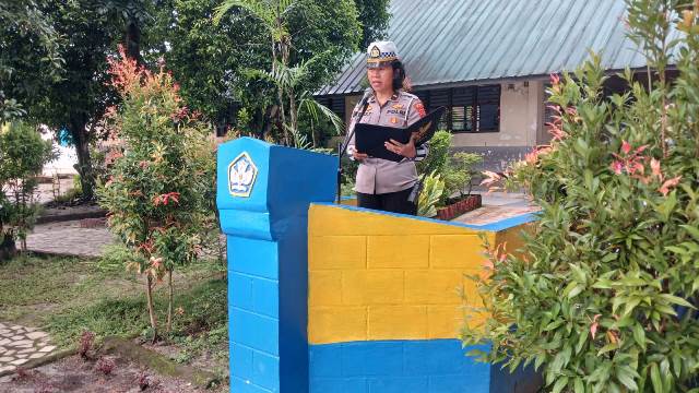 Sat Lantas Polres Pematangsiantar melalui Kanit Kamsel, IPDA Serly Tarigan, menjadi Inspektur Upacara (Irup) penaikan bendera merah putih, di SMP Negeri 5 Pematangsiantar, pada Senin (13/10/2025) pagi.