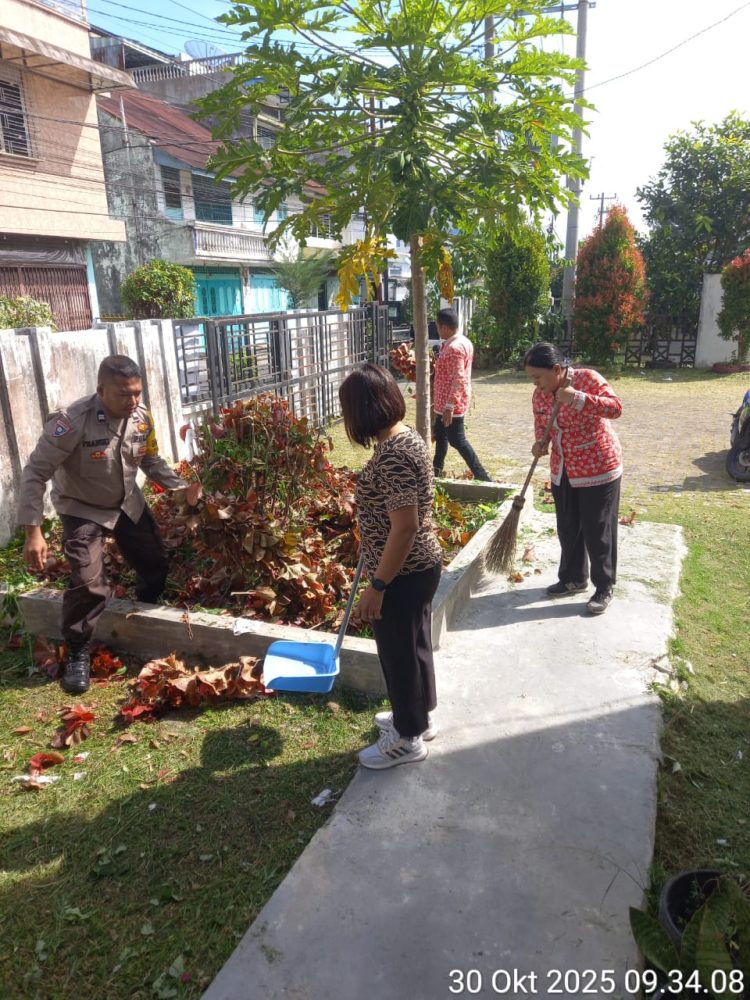 Bhabinkamtibmas Kelurahan Simalungun, AIPTU Untung JF. Nainggolan, mengikuti kegiatan gotong royong bersama, di seputaran Kantor Kelurahan Simalungun, Jln. Sabang Merauke, pada Kamis (30/10/2025) pagi.