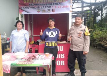 Bhabinkamtibmas Kelurahan Pahlawan, Aiptu Ungkap Hutagalung, sambangi Pos Satuan Keamanan Lingkungan (Satkamling), di Kompleks SBC, Jalan Kapten Piere Tandean, pada Rabu (22/10/2025) pagi.