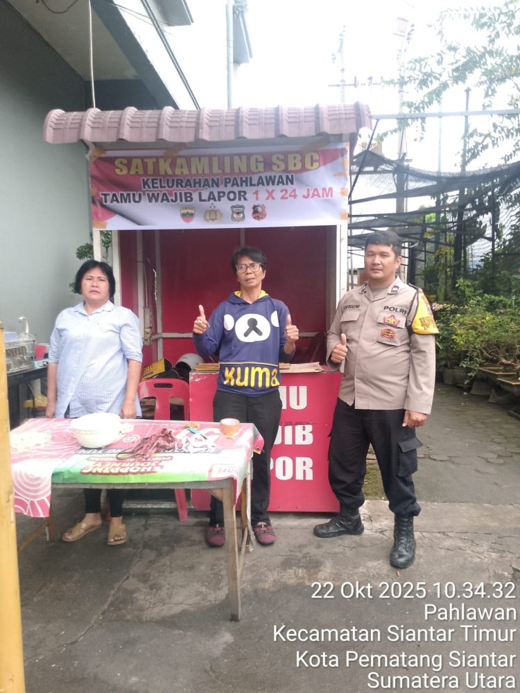 Bhabinkamtibmas Kelurahan Pahlawan, Aiptu Ungkap Hutagalung, sambangi Pos Satuan Keamanan Lingkungan (Satkamling), di Kompleks SBC, Jalan Kapten Piere Tandean, pada Rabu (22/10/2025) pagi.