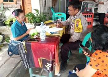 Bhabinkamtibmas Kelurahan Marihat, Bripka Asril Manurung melakukan mediasi permasalahan warga binaan, di Jalan Melanthon Siregar, pada  Kamis (30/10/2025) pagi.