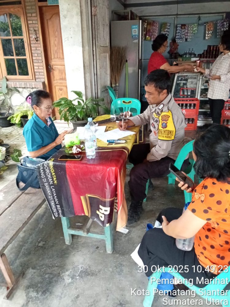 Bhabinkamtibmas Kelurahan Marihat, Bripka Asril Manurung melakukan mediasi permasalahan warga binaan, di Jalan Melanthon Siregar, pada  Kamis (30/10/2025) pagi.
