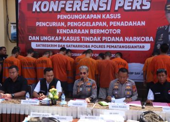 Kapolres Pematangsiantar, AKBP Sah Udur SH, SIK, MH, pimpin konferensi pers atas keberhasilan pihaknya dalam mengungkap kasus pencurian, penggelapan, penadahan Ranmor dan  Narkotika, pada Rabu (29/10/2025) pagi.