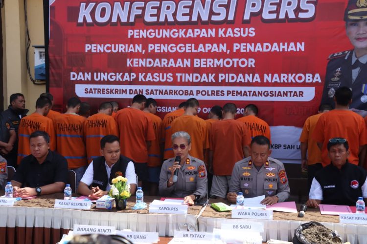 Kapolres Pematangsiantar, AKBP Sah Udur SH, SIK, MH, pimpin konferensi pers atas keberhasilan pihaknya dalam mengungkap kasus pencurian, penggelapan, penadahan Ranmor dan Narkotika, pada Rabu (29/10/2025) pagi.
