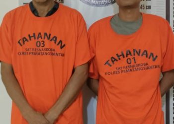 Foto kedua tersangka dan barang bukti yang diamankan Satuan Reserse Narkoba Polres Pematangsiantar.