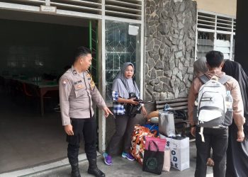 Bhabinkamtibmas Kelurahan Kahean, AIPDA H.E. Pane melaksanakan kegiatan patroli dan sambang, di eks Terminal Sukadame Parluasan, Jalan Sisingamangaraja Pematangsiantar, pada Jumat (3/10/2025) siang.