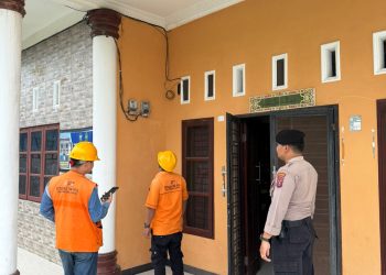 Satuan Samapta Polres Pematangsianțar melaksanakan pengamanan dan sekaligus pendampingan Penertiban Pemakaian Tenaga Listrik (P2TL) oleh petugas PLN Pematangsiantar, di pemukiman warga, pada Senin (27/10/2025) pagi.