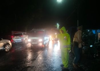 Sat Lantas Polres Pematangsianțar saat melakukan pengaturan arus lalulintas (Gatur Lalin) di Jalan Medan, Simpang Kapok, KM 6.2, Kecamatan Siantar Martoba, Kota Pematangsiantar.