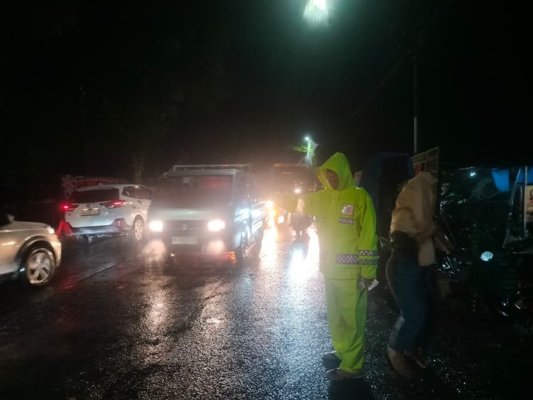 Sat Lantas Polres Pematangsianțar saat melakukan pengaturan arus lalulintas (Gatur Lalin) di Jalan Medan, Simpang Kapok, KM 6.2, Kecamatan Siantar Martoba, Kota Pematangsiantar.