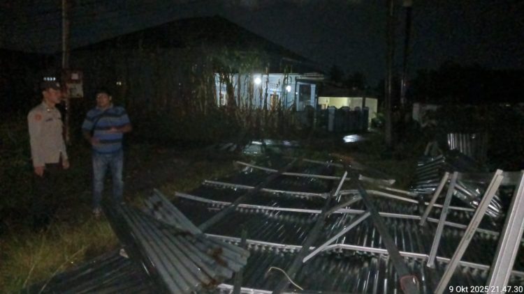 Polsek Sianțar Martoba gerak cepat (Gercep) melakukan pengecekan bencana alam angin puting beliung, di Jalan  Pdt. JW Saragih.