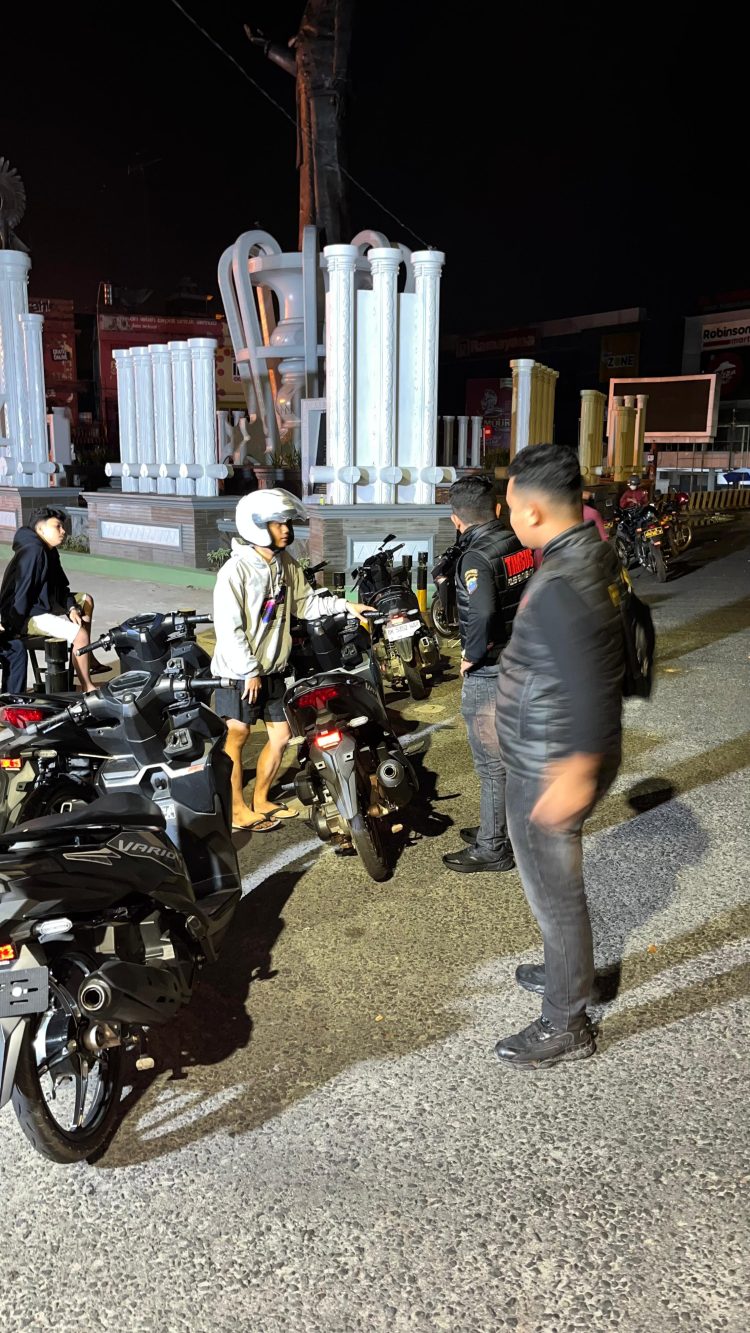 Tim Khusus (Timsus) Dayok Mirah menggelar patroli hingga subuh yang dimulai pada Jumat (24/10/2025) malam, pukul 23.00 WIB, di wilayah hukum Polres Pematangsiantar.