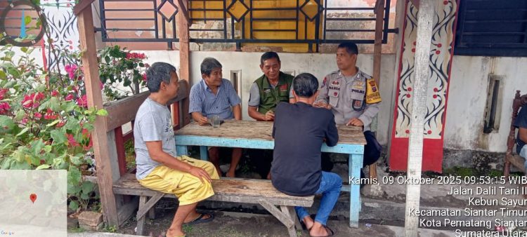 Bhabinkamtibmas Kelurahan Kebun Sayur, Bripka Manoa Sitanggang, sambangi masyarakat, di Jalan Dalil Tani, pada Kamis (9/10/2025) pagi.