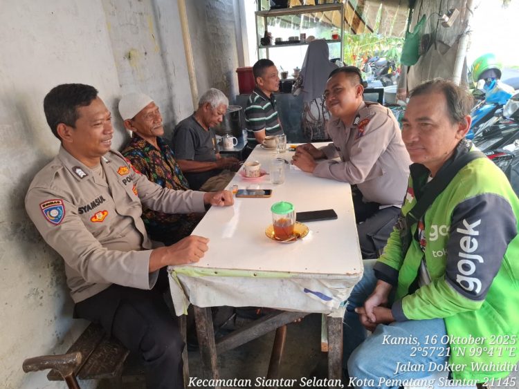 Personil Satuan Binmas Polres Pematangsiantar menggelar patroli sambang kamtibmas, di wilayah hukum Polres Pematangsiantar, pada Kamis (16/10/2025) pagi.