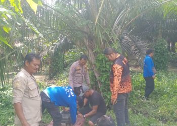 Bhabinkamtibmas Kelurahan Sumber Jaya, AIPTU Ramses M. Tambunan, ikut membantu pemompaan air yang genangi rumah salah warga, di Jalan Demokrasi depan SMP Negeri 9, pada Jumat (10/10/2025) siang.