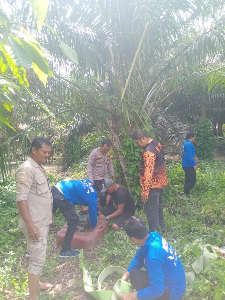 Bhabinkamtibmas Kelurahan Sumber Jaya, AIPTU Ramses M. Tambunan, ikut membantu pemompaan air yang genangi rumah salah warga, di Jalan Demokrasi depan SMP Negeri 9, pada Jumat (10/10/2025) siang.