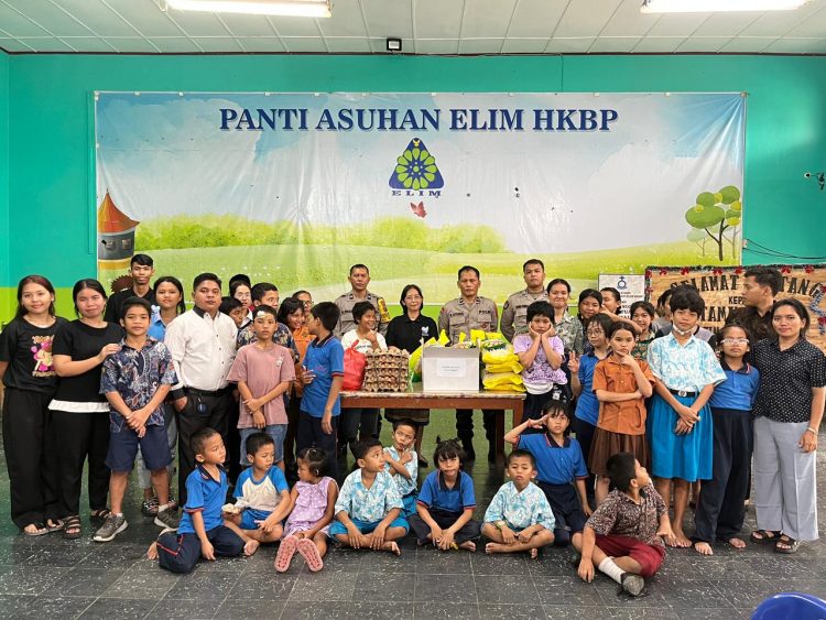 Kapolres Pematangsiantar, AKBP Sah Udur T.M. Sitinjak SH, SIK, MH, memberikan tali asih, berupa bantuan paket sembako kepada Anak - anak Panti Asuhan yang ada di wilayah hukum Polres Pematansiantar.