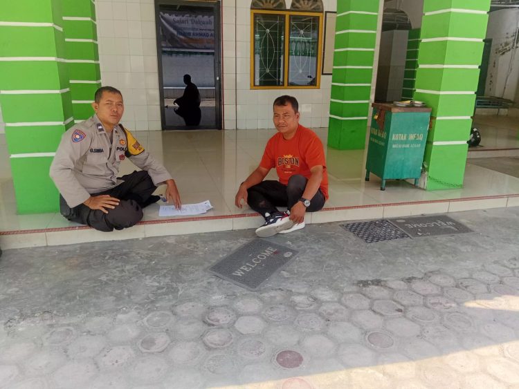 Bhabinkamtibmas Kelurahan Asuhan menggelar sambang, di Mesjid Darul Azhar Jl. Aman, pada Senin (27/10/2025) pagi.