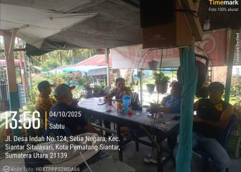 Bhabinkamtibmas Kelurahan Setia Negara, AIPTU Januar Butar Butar, sambangi warga Jalan Desa Indah, tepatnya di Warung Wa Ipol, pada Sabtu (4/10/2025) siang.