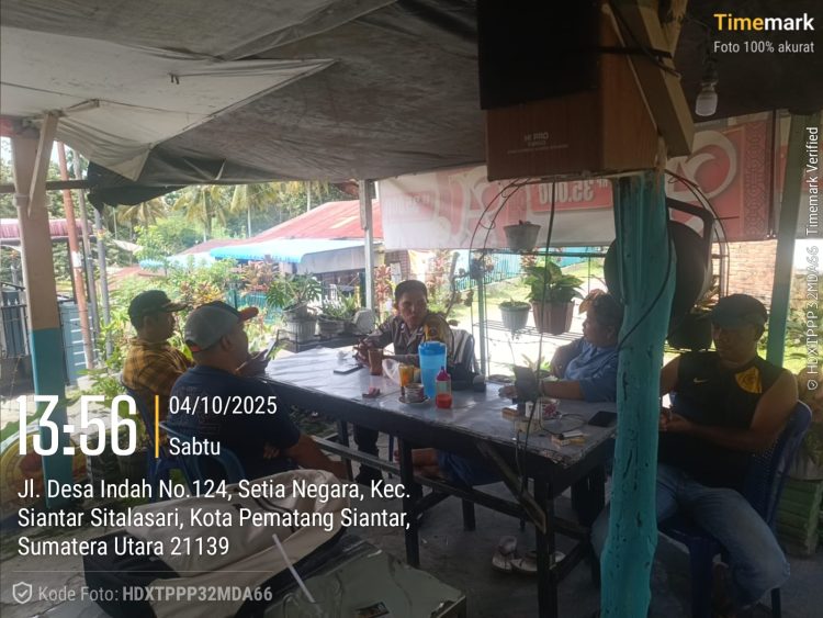 Bhabinkamtibmas Kelurahan Setia Negara, AIPTU Januar Butar Butar, sambangi warga Jalan Desa Indah, tepatnya   di Warung Wa Ipol, pada Sabtu (4/10/2025) siang.