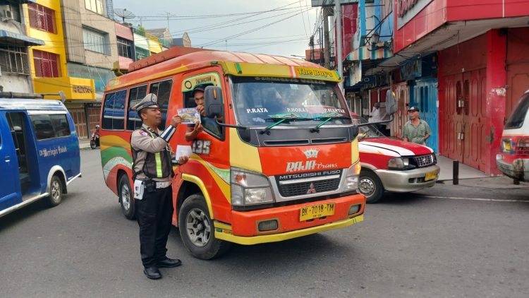Sat Lantas Polres Pematangsianțar memberikan Bimbingan dan Penyuluhan (Binluh) serta Pendidikan Masyarakat Lalu Lintas (Dikmas Lantas) kepada masyarakat pengguna jalan, di jalan Sutomo depan Suzuya Kota Pematangsiantar, pada Kamis (9/10/2025) pagi.