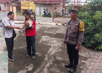 Bhabinkamtibmas Kelurahan Tambun Nabolon, AIPTU Jonson Hutahuruk bersama Lurah dampingi pelaksanaan vaksinasi rabies hewan peliharaan masyarakat, di jalan Tambun Timur, pada Kamis (9/10/2025) pagi.