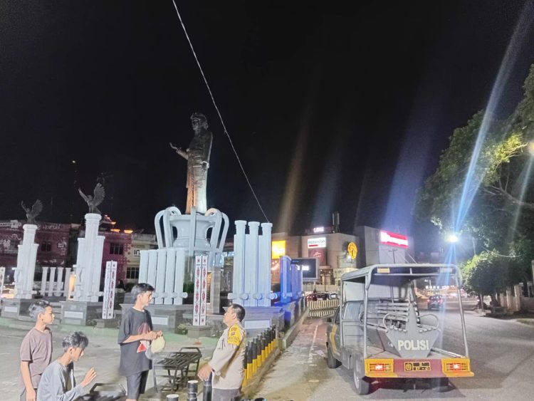 Bhabinkamtibmas, AIPDA Okto Sihole dan AIPDA G. Sinaga, menggelar kegiatan Blue Light Patrol (BLP), di wilayah hukum Polsek Siantar Timur, pada Rabu (22/10/2025) malam.