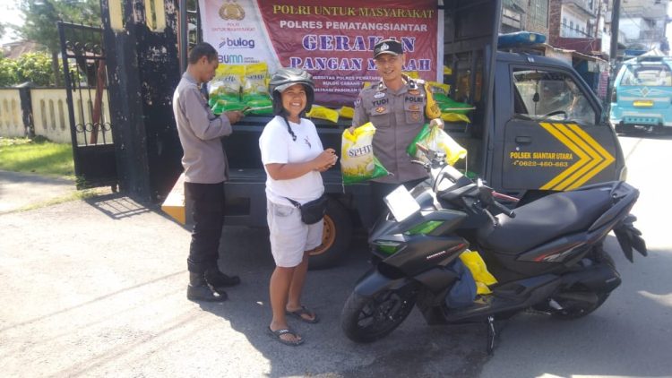 Polsek Siantar Utara - Polres Pematangsiantar kembali menggelar kegiatan Gerakan Pangan Murah (GPM) kepada warga, di depan Mako Polsek Siantar Utara, Jl. Patuan Nagari, pada Rabu (8/10/2025) pagi.