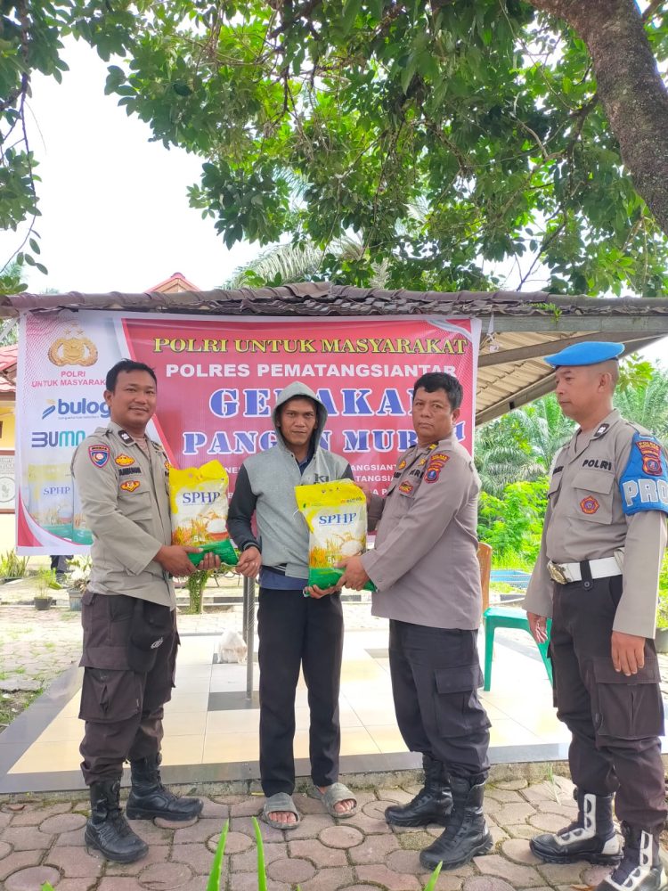 Polsek Siantar Martoba menggelar kegiatan Gerak Pangan Murah (GPM) kepada masyarakat, di Kompleks Mako Polsek Siantar Martoba, pada Kamis (9/10/2025) pagi.