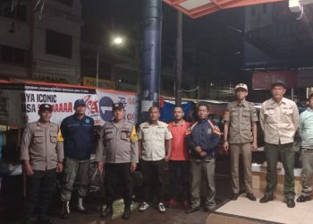 Bhabinkamtibmas Polsek Siantar Barat, Aiptu Welinton Nababan dan Bripka Surya Darma, melaksanakan patroli di eks Gedung IV Pasar Horas dan sambangi para pedagang, di tempat relokasi, Jalan Merdeka bawah, pada Senin (6/10/2025) malam.