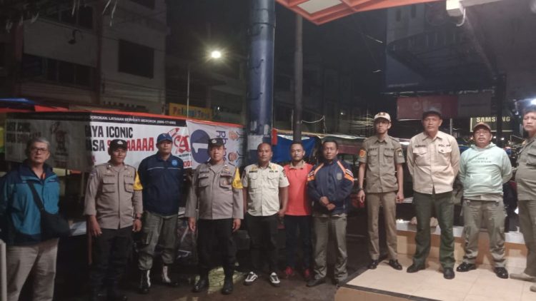 Bhabinkamtibmas Polsek Siantar Barat, Aiptu Welinton Nababan dan Bripka Surya Darma, melaksanakan patroli di eks Gedung IV Pasar Horas dan sambangi para pedagang, di tempat relokasi, Jalan Merdeka bawah, pada Senin (6/10/2025) malam.
