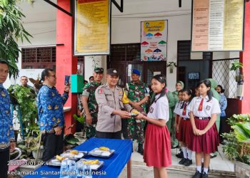 Bhabinkamtibmas Kelurahan Teladan, BRIPKA Surya Darma, monitoring kegiatan pemberian Makanan Bergizi Gratis di SD Negeri 12232 Jalan Sudirman Pematangsiantar, pada Rabu (1/10/2025) pagi.