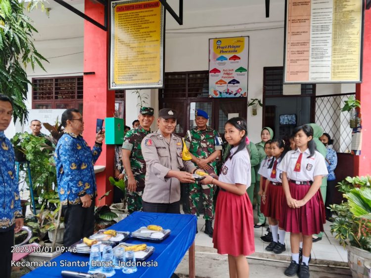 Bhabinkamtibmas Kelurahan Teladan, BRIPKA Surya Darma, monitoring kegiatan pemberian Makanan Bergizi Gratis di SD Negeri 12232 Jalan Sudirman Pematangsiantar, pada Rabu (1/10/2025) pagi.