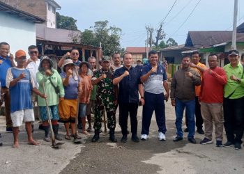 Kapolsek Siantar Marihat, AKP Doni Simanjuntak SH mengikuti kegiatan gotong royong yang dilaksanakan tiga pilar yakni Kecamatan, Polsek dan Koramil bersama masyarakat yang berlangsung di Jalan Parapat, pada Jumat (17/10/2025) pagi.