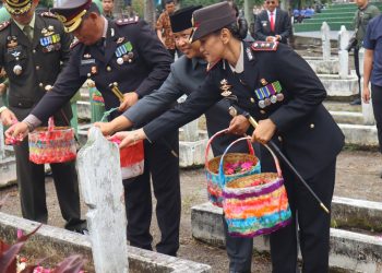 Kapolres Pematangsiantar turut melakukan tabur bunga dan penghormatan di makam pahlawan sebagai simbol penghargaan dan penghormatan atas jasa-jasa para pahlawan nasional.