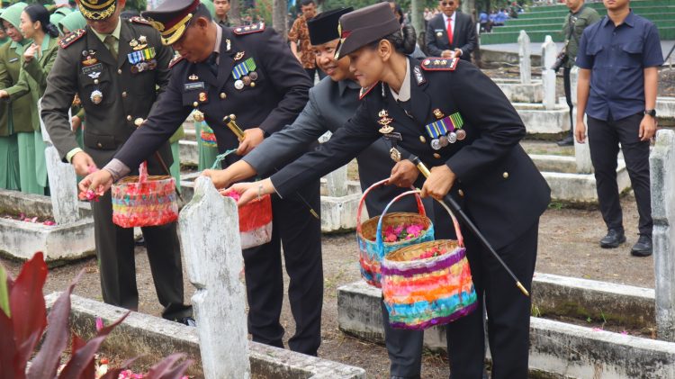 Kapolres Pematangsiantar turut melakukan tabur bunga dan penghormatan di makam pahlawan sebagai simbol penghargaan dan penghormatan atas jasa-jasa para pahlawan nasional.