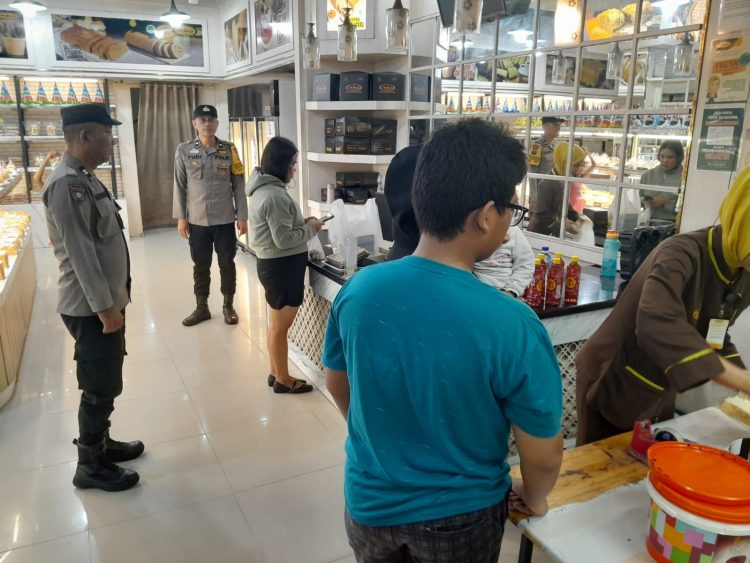 Polsek Siantar Utara menggelar kegiatan Blue Light Patroli (BLP), di seputaran Jalan Sisingamangaraja, pada Minggu (5/10/2025) malam.