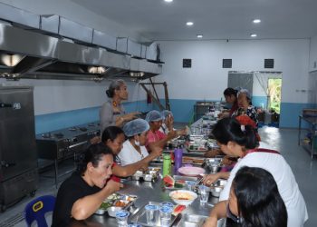Kapolres Pematangsiantar, AKBP Sah Udur T.M. Sitinjak SH, SIK, MH, melaksanakan pengecekan dan makan bersama para karyawan Seksi Pelayanan Pengadaan dan Gudang (SPPG) Polres Pematangsiantar,  di Gedung SPPG Polres Pematangsiantar, pada Selasa (7/10/2025) siang.
