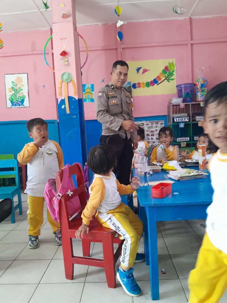 Bhabinkamtibmas Kelurahan Siopat Suhu, AIPDA V.R saragih G.S.T, laksanakan monitoring hari ke 4 pendistribusian Makanan Bergizi Gratis (MBG) di TK Kemala Bhayangkari 06 Pematangsiantar pada Kamis (30/10/2025) pagi.