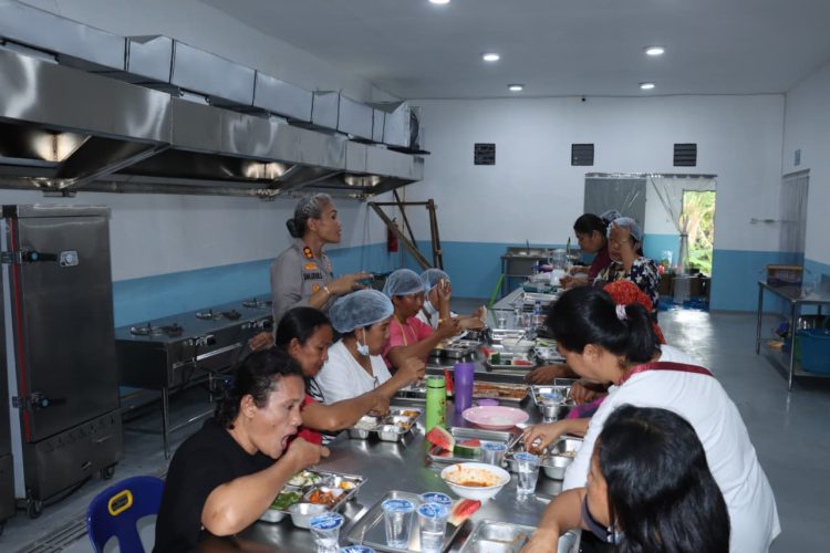 Kapolres Pematangsiantar, AKBP Sah Udur T.M. Sitinjak SH, SIK, MH, melaksanakan pengecekan dan makan bersama para karyawan Seksi Pelayanan Pengadaan dan Gudang (SPPG) Polres Pematangsiantar,  di Gedung SPPG Polres Pematangsiantar, pada Selasa (7/10/2025) siang.