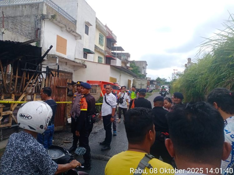 Polres Pematangsiantar mengecek Tempat Kejadian Perkara (TKP) kebakaran 3 bangunan semi permanen, di Jalan Bangsal Pematangsiantar, pada Rabu (8/10/2025) siang.