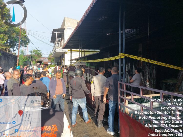 Polres Pematangsianțar melakukan pengecekan Tempat Kejadian Perkara (TKP) kebakaran satu unit rumah warga, di Jalan Ahmad Yani, Gang Udang, Kelurahan Pardomuan, Kecamatan Siantar Timur, Kota Pematangsiantar, pada Rabu (29/10/2025) subuh.