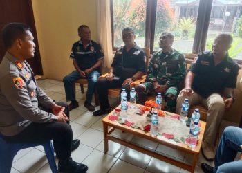 Kapolsek Siantar Martoba, AKP Martua Manik SH, MH, didampingi Kanit Sabhara, IPTU Ritca Siahaan dan personil Unit Intelkam, menerima audiensi DPP Club Jaguar Tactical Indonesia, pada Jumat (17/10/2025) pagi.