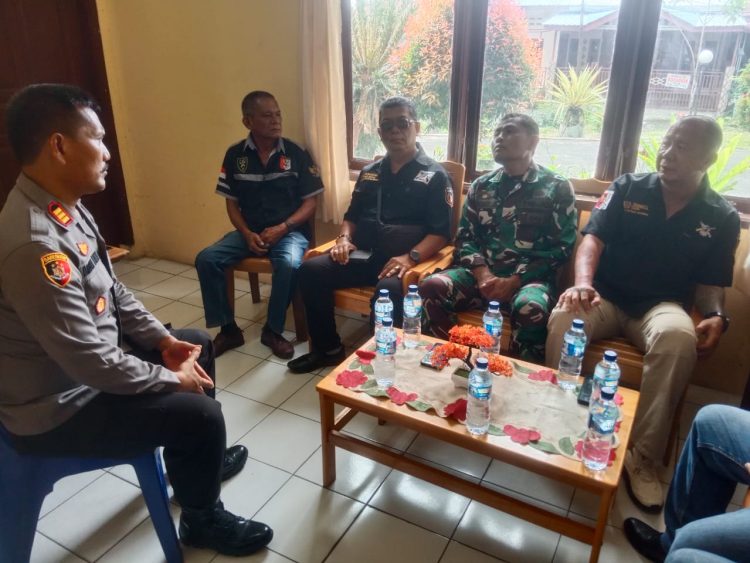 Kapolsek Siantar Martoba, AKP Martua Manik SH, MH, didampingi Kanit Sabhara, IPTU Ritca Siahaan dan personil Unit Intelkam, menerima audiensi DPP Club Jaguar Tactical Indonesia, pada Jumat (17/10/2025) pagi.