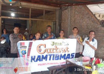 Polsek Siantar Timur menggelar Jumat Curhat Kamtibmas kepada masyarakat Jalan Narumonda Bawah, tepatnya di Warung Kopi Pak Sihar Sinaga, pada Jumat (3/10/2025) siang.