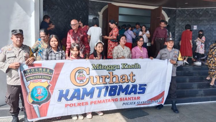 Polsek Siantar Barat menggelar Minggu Kasih Curhat Kamtibmas, di Gereja GKPS Jalan Sudirman, pada Minggu (12/10/2025) pagi.