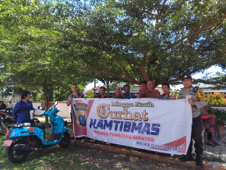 Polsek Siantar Barat melaksanakan kegiatan Minggu Kasih Curhat Kamtibmas, di Gereja HKBP Sipinggol – pinggol,  pada Minggu (5/10/2025) pagi.