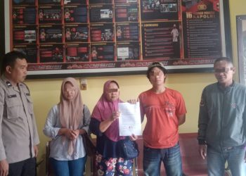 Polsek Siantar Barat selesaikan kasus pertengkaran, di Mako Polsek Siantar Barat dengan kekeluargaan, pada Selasa (21/10/2025) pagi.